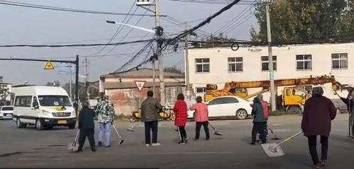 超市回应将馒头扔地上给大爷大妈抢