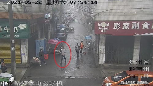 外卖小哥碰到女友与男子逛街后崩溃