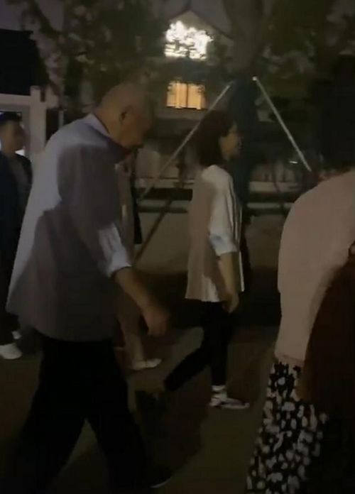 曝国泰空乘将葡萄酒给3岁小孩喝