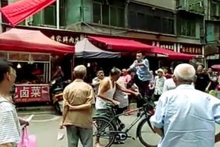 城管商贩冲突大量群众围观 官方通报(城管商贩冲突引发大量群众围观，官方通报背后的故事)