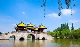 扬州瘦西湖已被苏超游客“占领”扬州瘦西湖,苏超游客的热情占领) 扬州瘦西湖已被苏超游客“占领”扬州瘦西湖,苏超游客的热情占领)