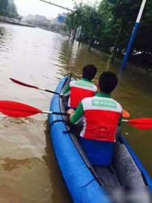 暴雨过后上海市民划皮划艇上路